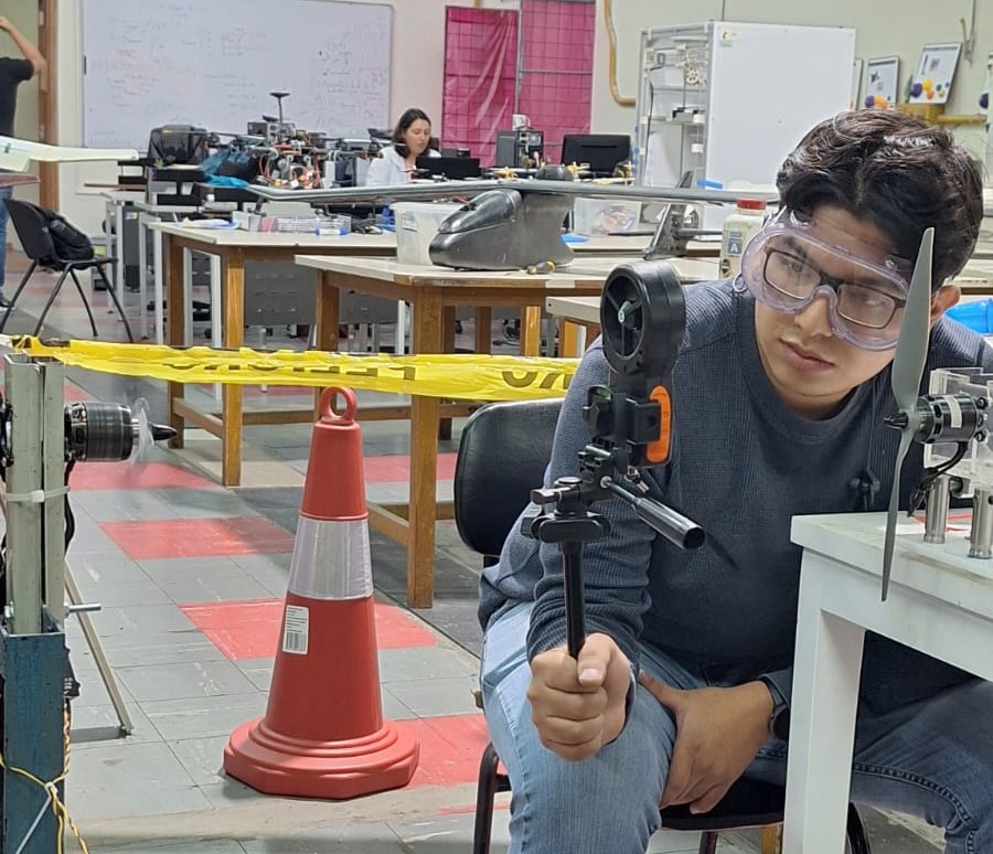 Aerodynamic performance tests in the laboratory: measuring the airflow of a motor-propeller assembly on the test bench using an anemometer.